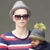 Charlize Theron se rapa la cabeza y se pone un sombrero a conjunto con su hijo