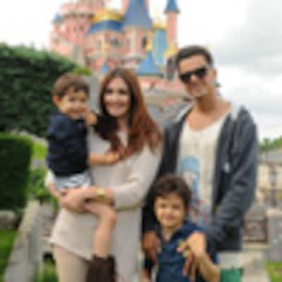 Paz Vega, nuevo fichaje de Almodóvar, junto a sus hijos y su marido en Disneyland
