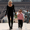 Sharon Stone en París: turismo de día con su hijo Quinn y solidaridad de noche