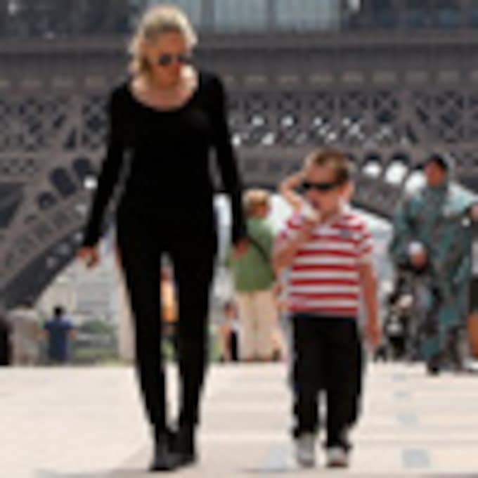 Sharon Stone en París: turismo de día con su hijo Quinn y solidaridad de noche