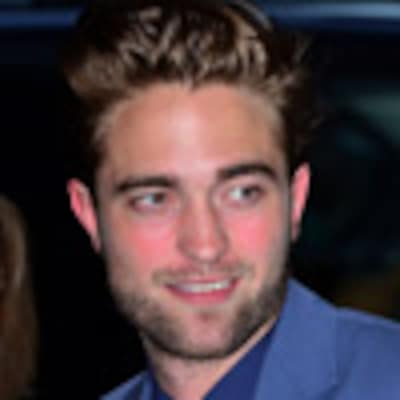 Con los labios sellados y una tímida sonrisa, Robert Pattinson reaparece tras la infidelidad de Kristen Stewart‎
