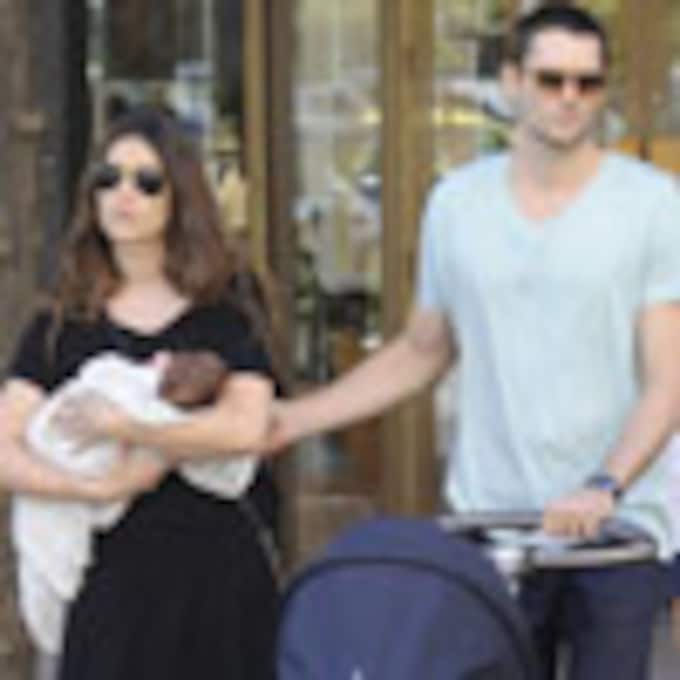Olivia Molina y Sergio Mur, unos felices papás de paseo con su recién nacida