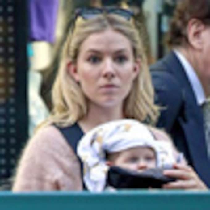 Sienna Miller reaparece en la alfombra roja después de 'presentarnos' a su hija Marlowe