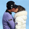 Entre palos de golf y montados en una nube, Elizabeth Hurley y Shane Warne celebran el primer aniversario de su compromiso