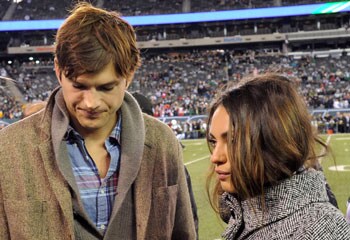 Planes en pareja: Ashton Kutcher y Mila Kunis se van al fútbol