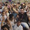 Antonio Banderas se convierte en 'el gato con botas' en un divertido viaje solidario