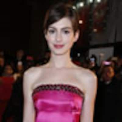Anne Hathaway tiñe de glamour y de rosa el estreno de ‘Los Miserables’ en París