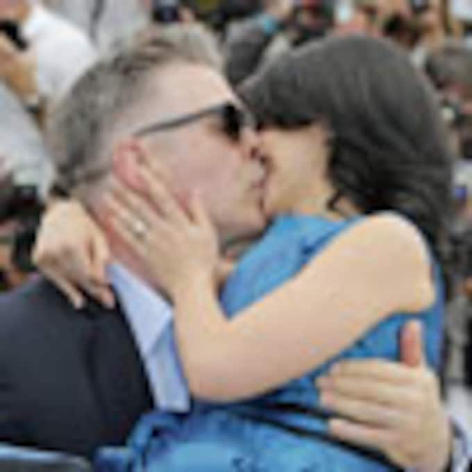 El 'apasionado posado' de Alec Baldwin y su mujer Hilaria Thomas en Cannes