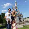 Carlos Moyá y Carolina Cerezuela disfrutan con sus hijos de la magia de Disney