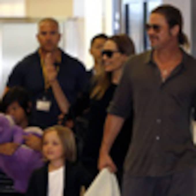 Brad Pitt y Angelina Jolie aterrizan en Tokio con su 'tropa'