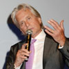 Michael Douglas sigue llevando su alianza de casado