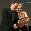 Risas, lágrimas, bailes... Quentin Tarantino recibe el Premio Lumiére de manos de su musa, Uma Thurman