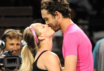 Los besos en la pista de tenis de Kaley Cuoco y su marido, Ryan Sweeting