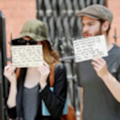 Emma Stone y Andrew Garfield usan a los paparazzis con un fin solidario