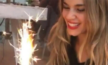 ¿Es Miguel Ángel Silvestre quien anima a Mirian Pérez a soplar las velas de su cumpleaños?