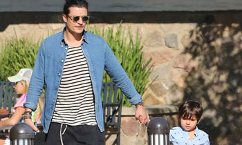 Su hijo Flynn, el 'refugio' de Orlando Bloom tras un largo viaje de trabajo