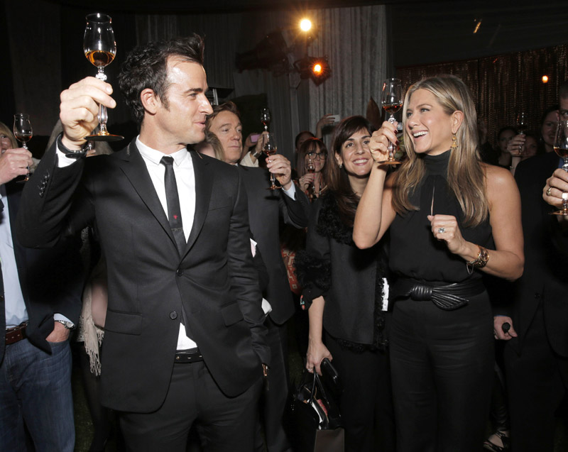 Jennifer Aniston brinda por su éxito con su prometido, Justin Theroux
