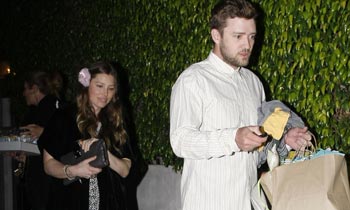 Jessica Biel presume de su avanzado embarazo en su fiesta de cumpleaños