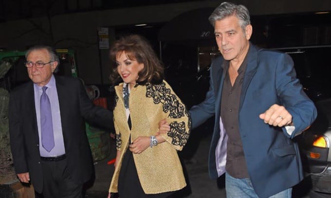 George Clooney, atento anfitrión de sus suegros en la Gran Manzana
