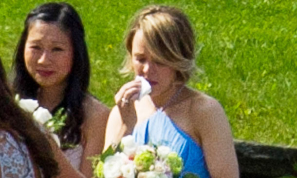 Rachel McAdams rompe a llorar en la boda de su hermana pequeña