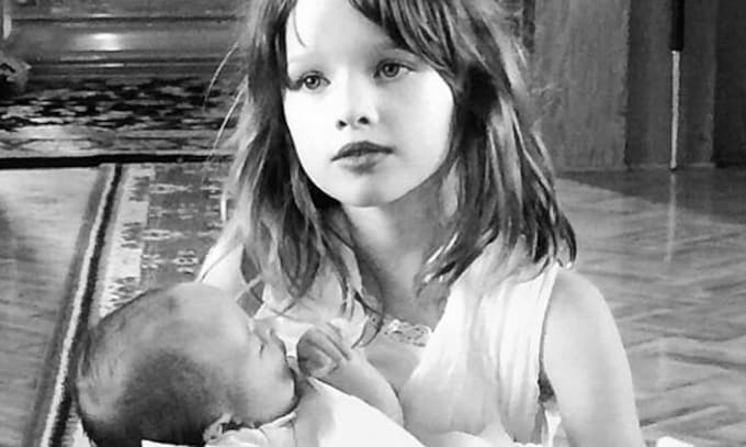 Las entrañables imágenes del bautizo de la hija de Milla Jovovich