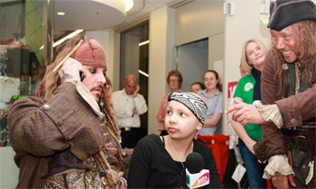 Aquí puedes ver como Johnny Depp demuestra que los piratas también pueden ser tiernos