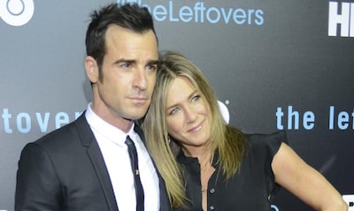 Dos meses después de su boda, Jennifer Aniston y Justin Theroux posan como marido y mujer