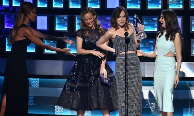 El momento incómodo de Dakota Johnson y las invitadas más rompedoras de los premios People's Choice