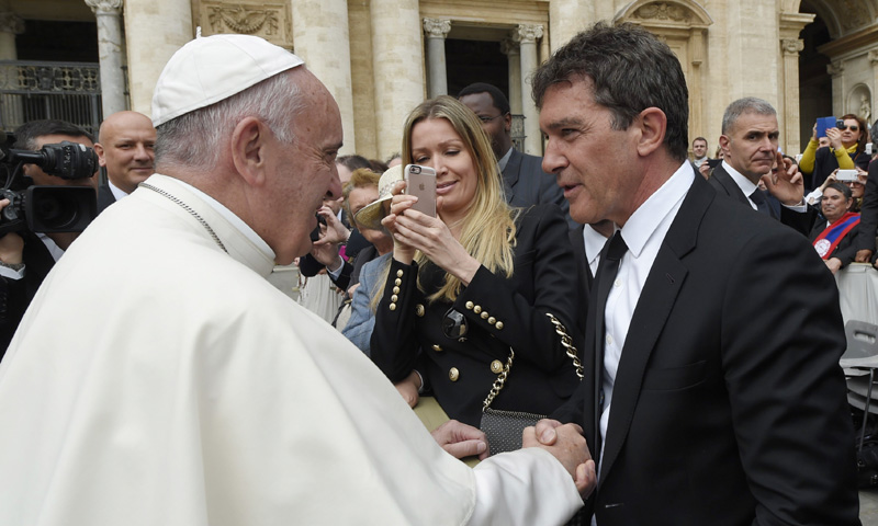 El encuentro de Antonio Banderas y Nicole Kimpel con el Papa