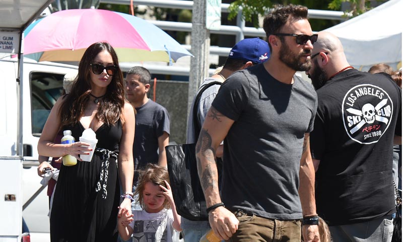 Una embarazada Megan Fox y su exmarido juegan a ser una familia feliz, aunque el bebé 'no entraba en sus planes'