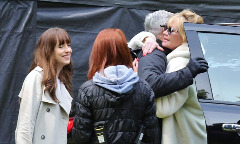 Melanie Griffith visita a su hija Dakota en el rodaje de '50 sombras', ¿algún consejo, mamá?