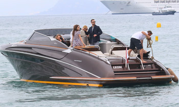 Espectaculares llegadas en barco o en avión, zapatos traicioneros... Todo lo que no se ve del Festival de Cannes