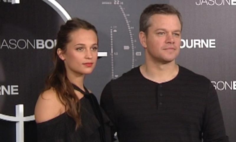 La oscarizada Alicia Vikander 'eclipsa' a su compañero Matt Damon en su visita a España