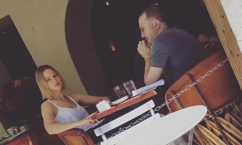 Es un laureado cineasta, tiene 47 años y es padre de un niño. ¿Quién es la nueva conquista de Jennifer Lawrence?
