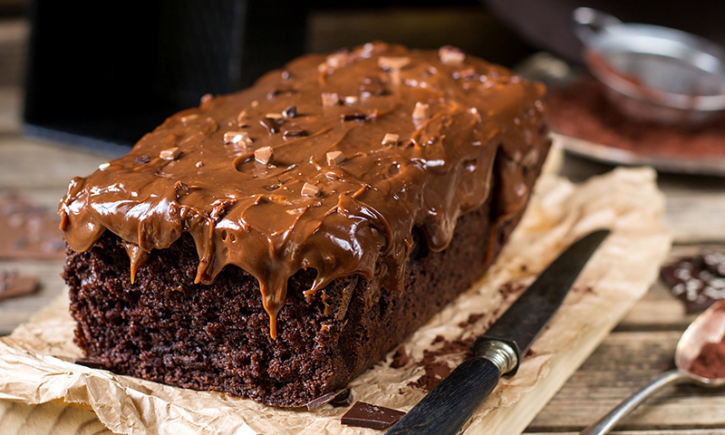 Cuatro trucos para conseguir un bizcocho de chocolate suave y esponjoso