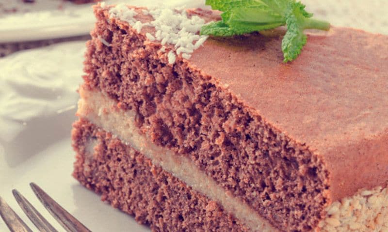 Bizcocho esponjoso de chocolate con 'mousse' de café, ¡un postre exquisito!