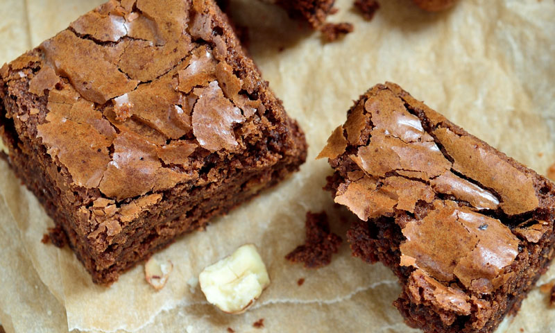 brownie de naranja y avellanas