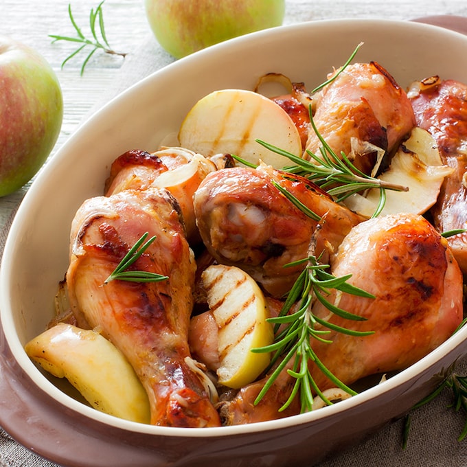 Pollo al horno con manzana y miel, un toque especial para un plato tradicional