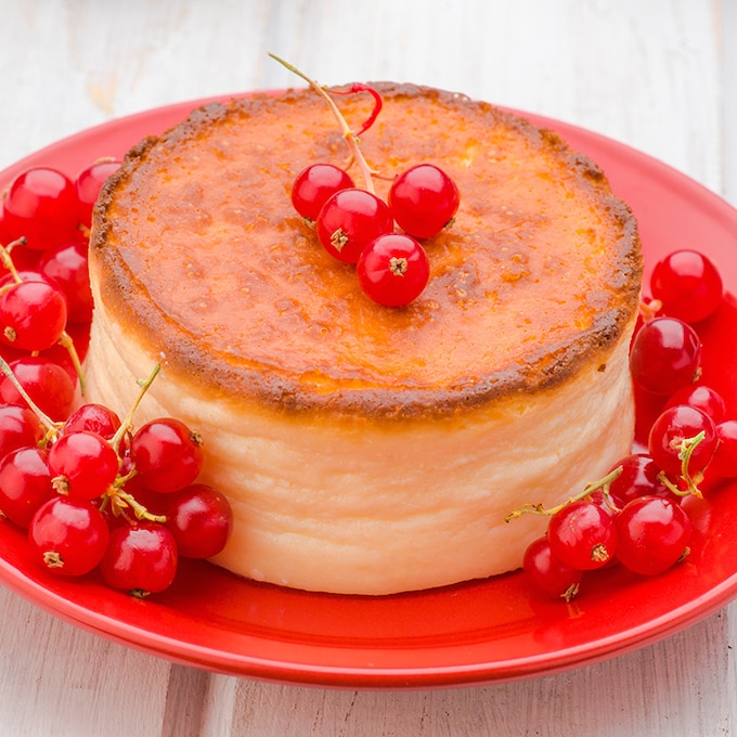 ¿Intolerante a la lactosa? Prueba esta tarta de queso al horno con cerezas