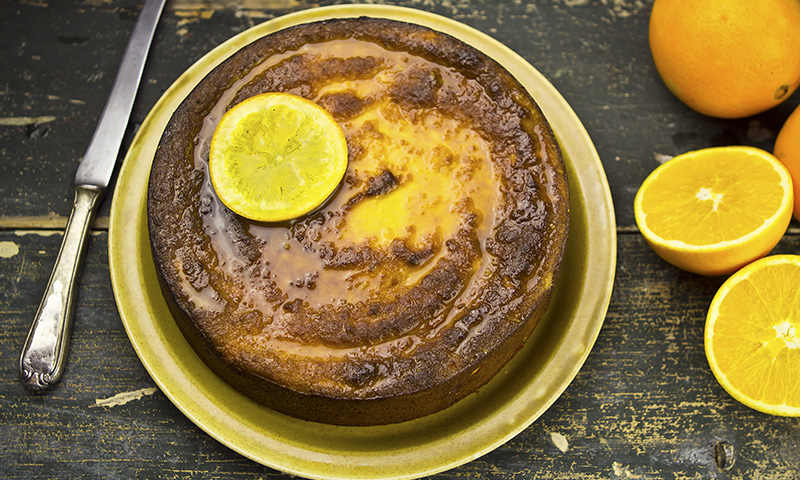 Bizcocho de naranja y yogur griego, un delicioso toque mediterráneo para tu postre casero