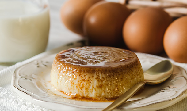 Flan de huevo con queso, una receta igual de sencilla pero más cremosa