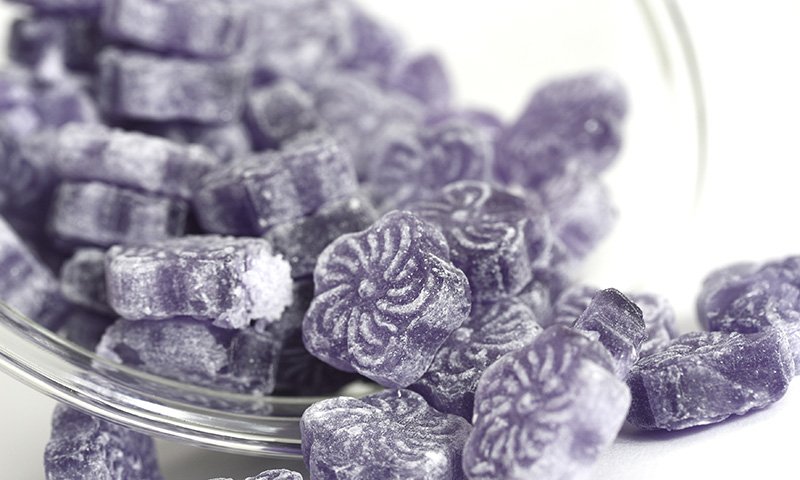 Bizcocho con... ¡caramelos de violeta!