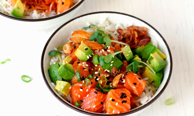 Bowl de salmón, aguacate y arroz