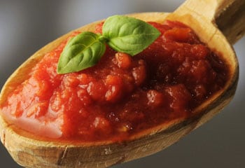 Recetas básicas: dos maneras de preparar una salsa de tomate casera