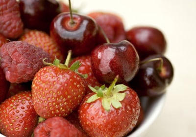 Postres de temporada: tres ideas para disfrutar de cerezas, fresas y frambuesas de la forma más dulce