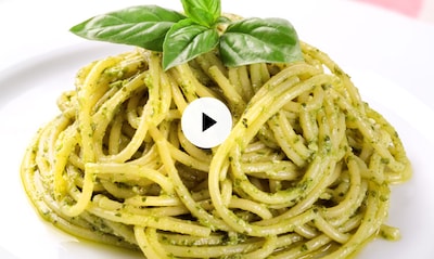 Vídeo-recetas: salsa casera de pesto, un aderezo irresistible para tus platos de pasta