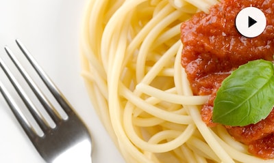 Recetas en vídeo: Imposible decir ‘no’ a estos espaguetis a la napolitana