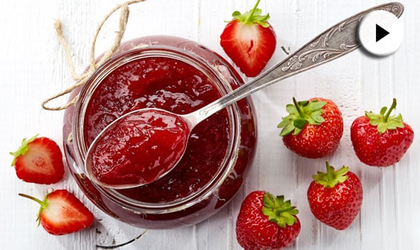 Vídeo-receta: ¡Ya están aquí las primeras fresas! ¿Preparamos una mermelada?