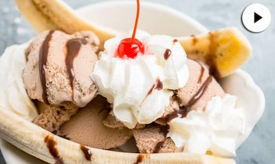 Vídeo-recetas: Plátanos con helado y chocolate. ¡Endulza tu día con este (sencillísimo) postre!