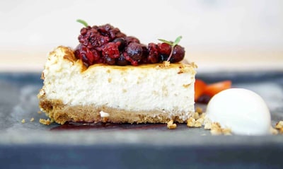 Tarta de queso y frutos rojos: aprende a prepararla como si fueras un ‘chef Michelin’